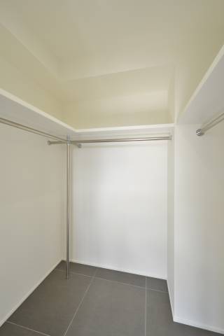 大物から小物まで収納できるウォークインクローゼットです