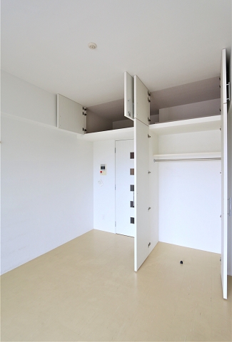 上部収納とクローゼットでお部屋スッキリ