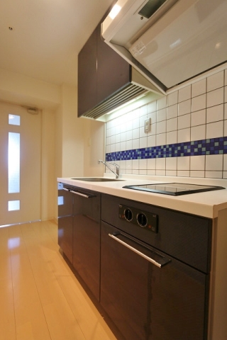 収納たっぷりシステムキッチンです