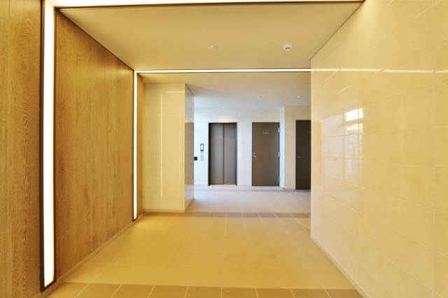 オシャレで広々したエントランスです