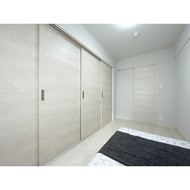 こちらは寝室にピッタリの洋室です