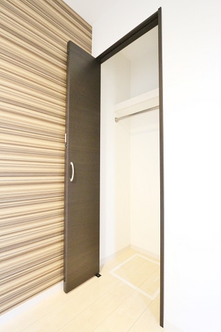 お洋服はこちらへ