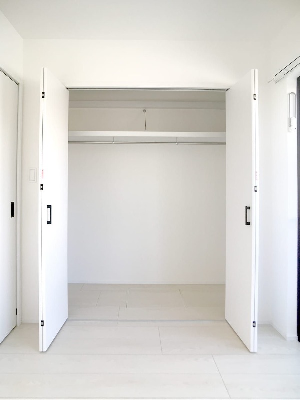 かさばりやすいお洋服もたっぷり収納可能です