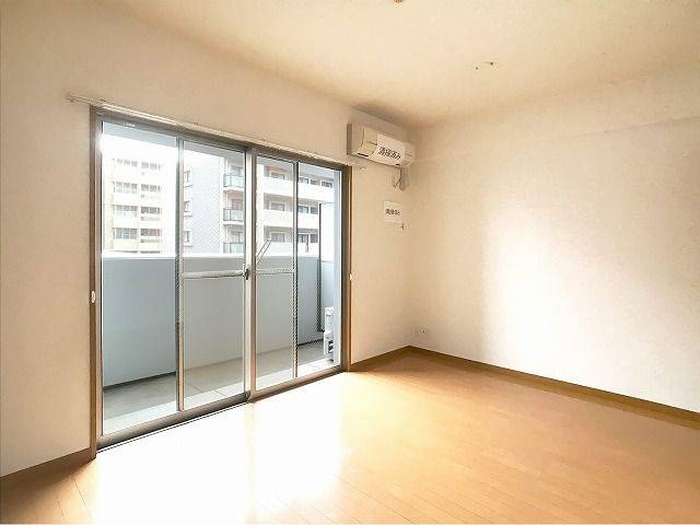 広々くつろげる洋室です