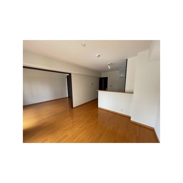 広々リビングでゆっくりお過ごしください