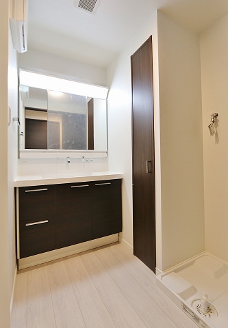 お出かけ前の支度はこちらの三面鏡で♪