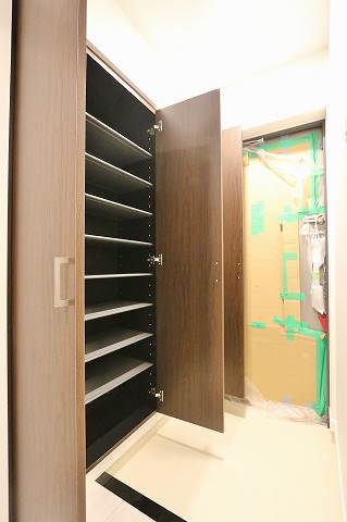 高さ調整できるシューズボックスです