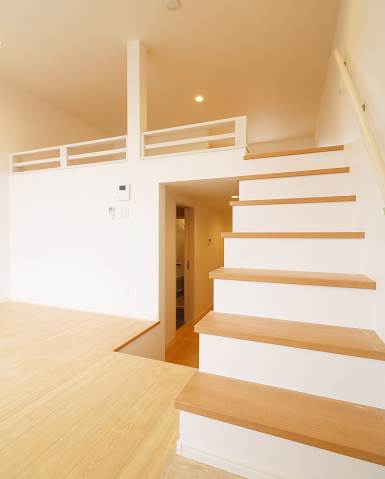 次郎丸駅まで徒歩3分の好立地。