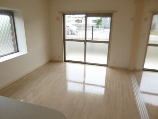 2面彩光の明るいお部屋です