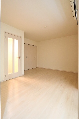 8帖越えの広々とした洋室です