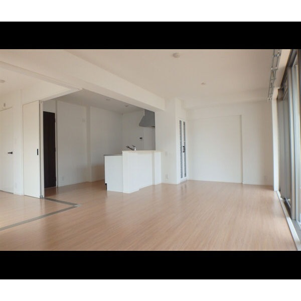 家具の配置がしやすいリビングですね