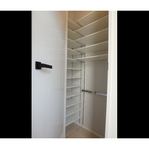 高さのあるシューズボックスございます