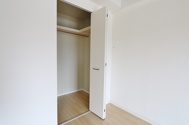 かさばりやすいお洋服もたっぷり収納可能です