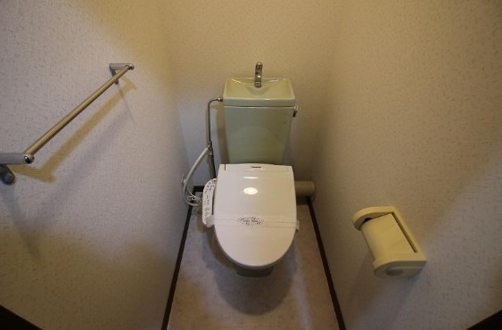 温水洗浄便座付きです。