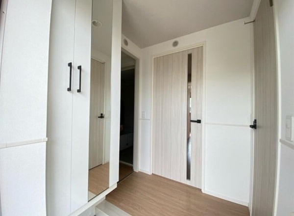 玄関には姿見があります(^^)/