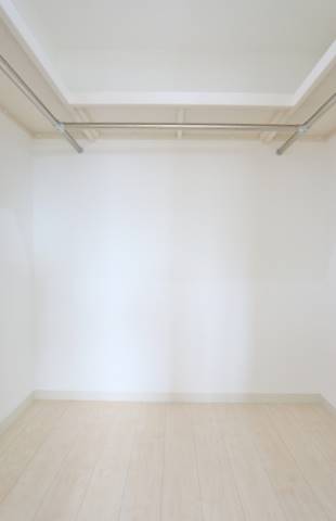 奥行きたっぷりの収納です。たくさん入りますよ