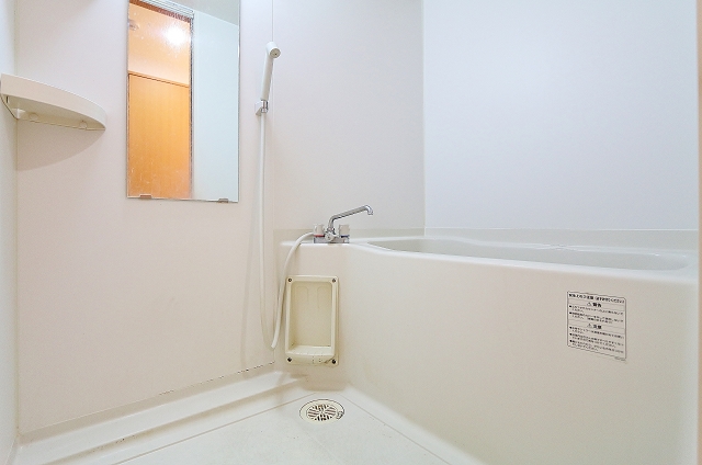 シャンプーなどを置く棚もあります