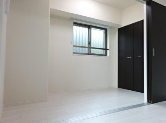 こちらは寝室にピッタリの洋室です