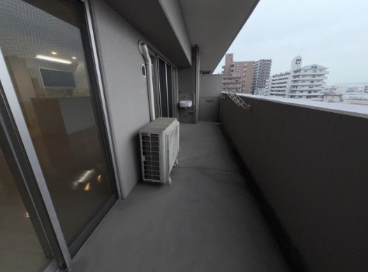 広めのバルコニーで洗濯物も気にせず干せます