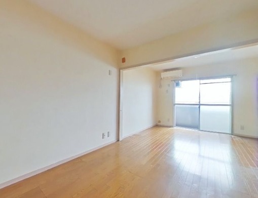 家具の配置に困らないリビングですね