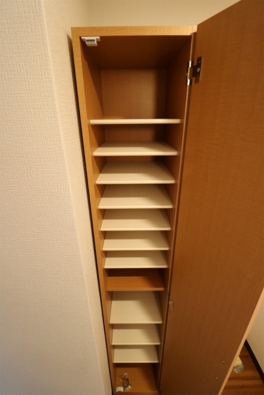 玄関収納完備。