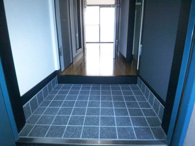 玄関を綺麗に保つと運気アップですよ