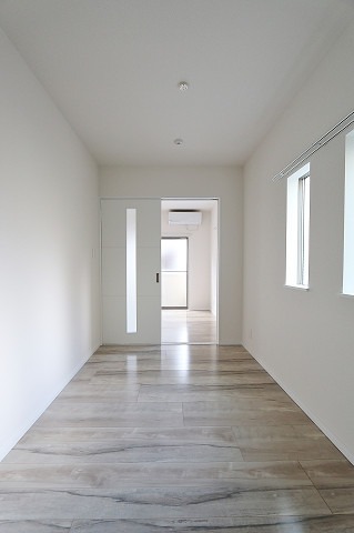 こちらは寝室にぴったりの洋室です