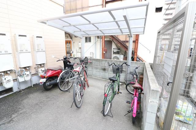 駐輪場は屋根付きです。。