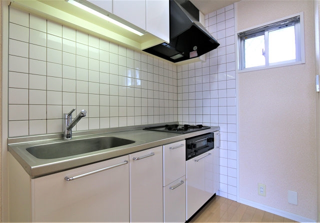 ３口コンロのワイドなキッチンで調理もはかどります