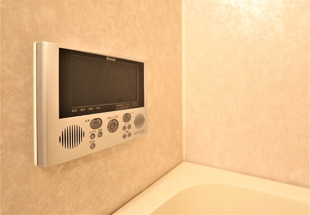 お風呂に浸かりながらテレビが見れちゃいます