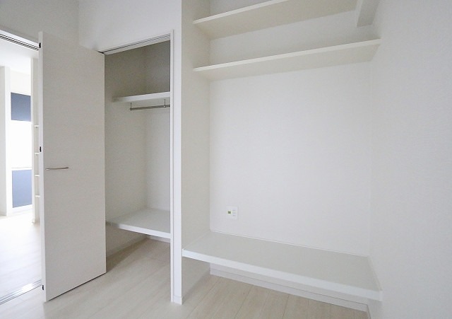 クローゼットの横には収納棚