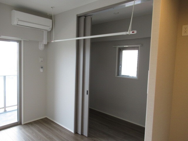 こちらは寝室にぴったりの洋室です