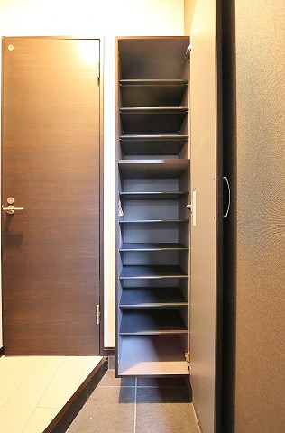 天井高のシューズクローゼット