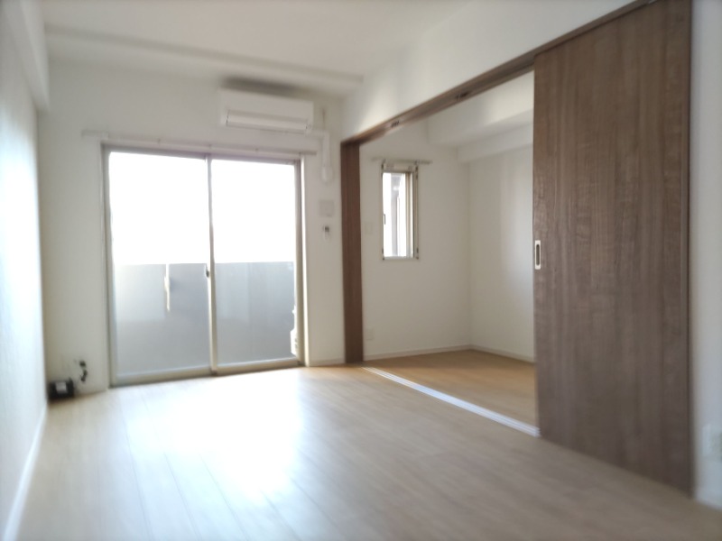 おしゃれな色のリビングですね