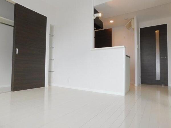 広々リビングでゆっくりお過ごしください