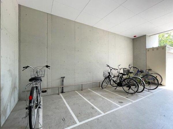 屋根付き駐車場なので雨の日でも安心です