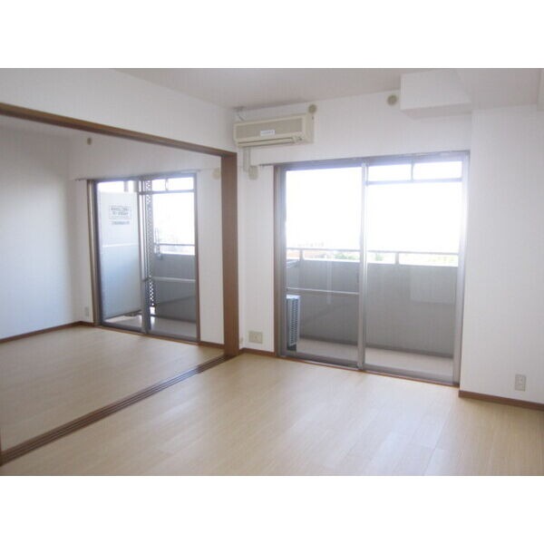 家具の配置がしやすいリビングですね