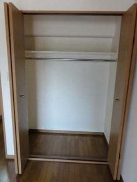 奥行きのあるクローゼットですね