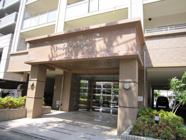 立派なエントランス