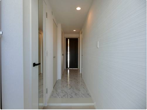 玄関まで明るいです