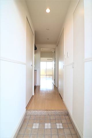 玄関から見るとこんな感じです。