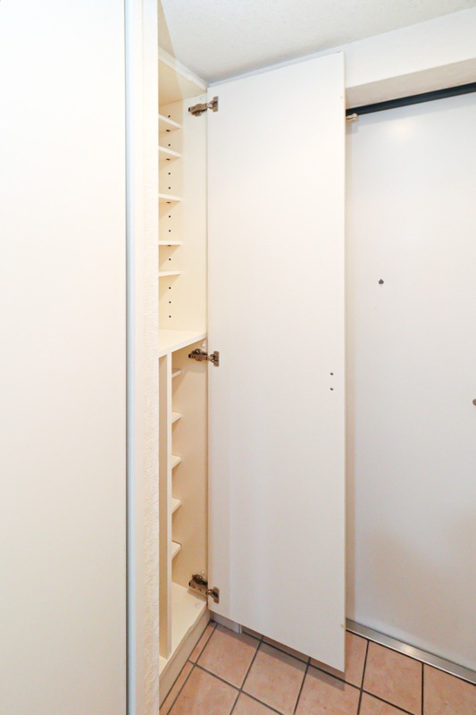 玄関収納完備。