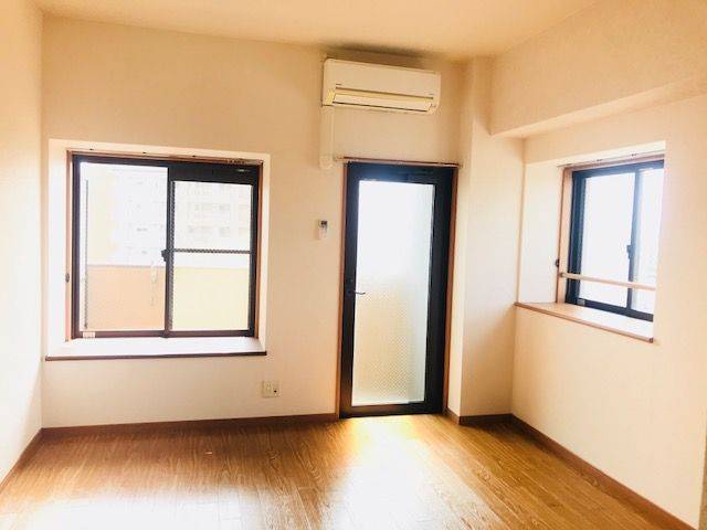 窓が多く明るいお部屋ですね