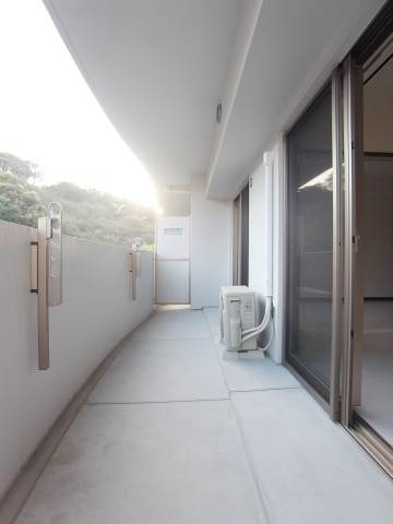 晴れた日はこちらに洗濯物を干せます