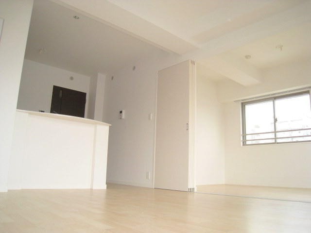 白を基調とした落ち着いたリビングになります