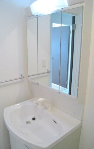 大きな三面鏡でオシャレな洗面台ですね