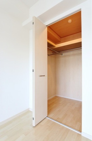 かさばりやすいお洋服もたっぷり収納出来ます