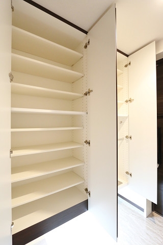 スニーカーからブーツまでたくさんの靴が収納可能です