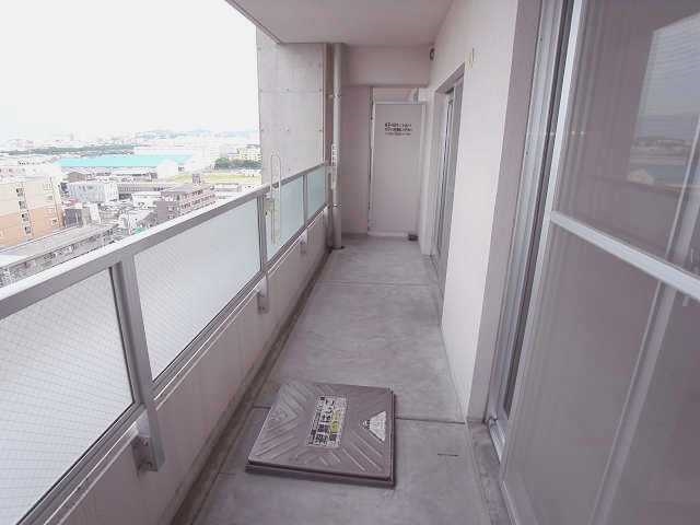 二部屋にまたがる大きなバルコニー