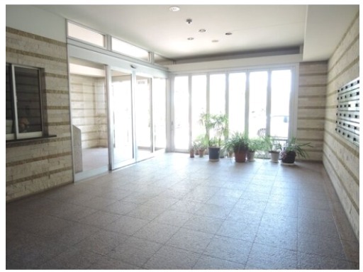 広くて清潔感のあるエントランス